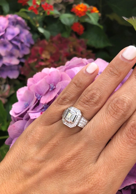 MARÍA 18K white gold with brilliant cut diamonds halo ring.