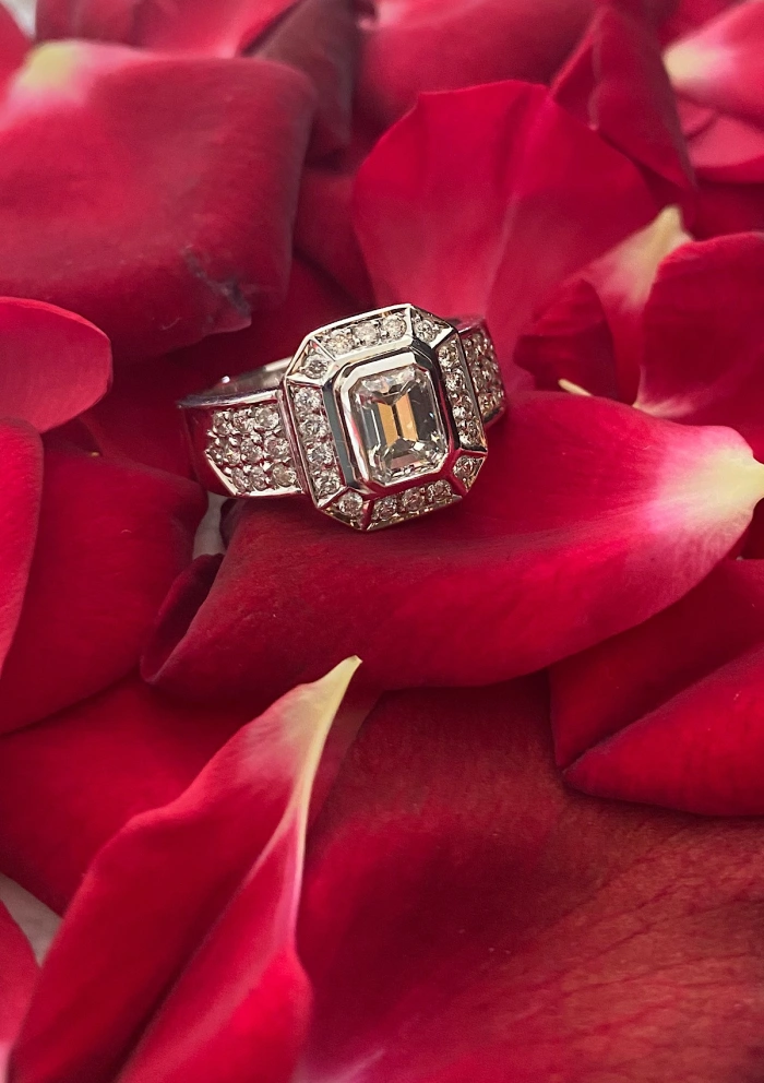 MARÍA 18K white gold with brilliant cut diamonds halo ring.
