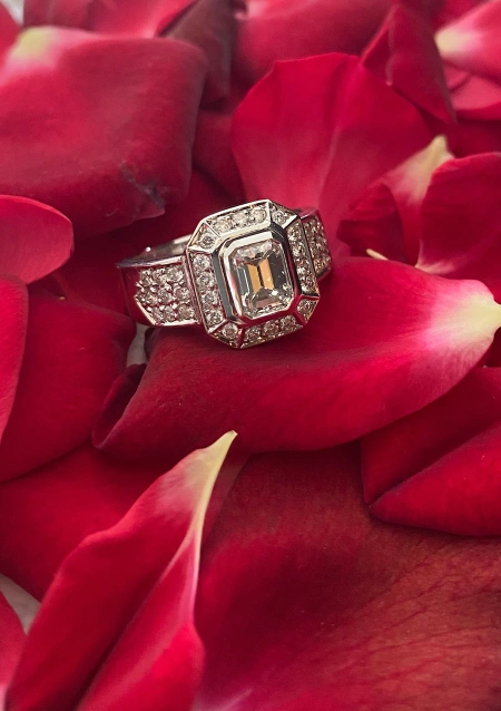 MARÍA 18K white gold with brilliant cut diamonds halo ring.