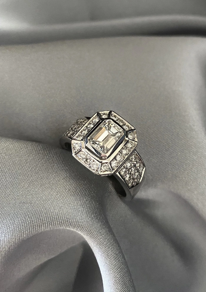 MARÍA 18K white gold with brilliant cut diamonds halo ring.