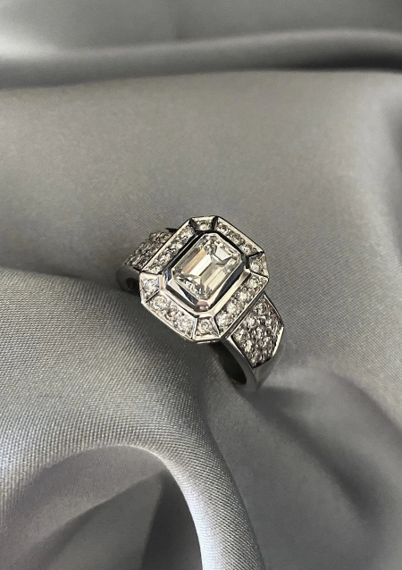 MARÍA 18K white gold with brilliant cut diamonds halo ring.