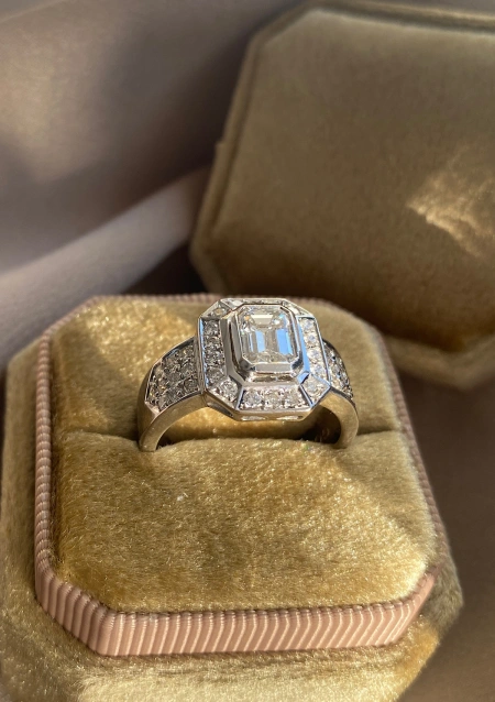 MARÍA 18K white gold with brilliant cut diamonds halo ring.