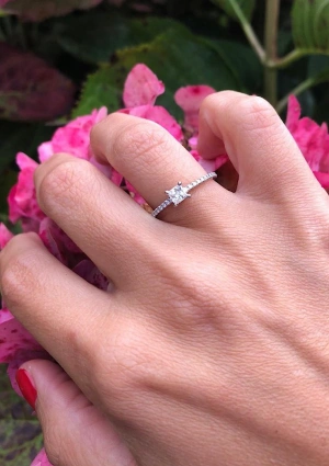 Anillo PRINCESS en oro blanco de 18 quilates con brillantes y princesa 2