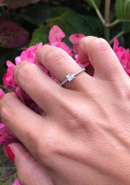 Anillo PRINCESS en oro blanco de 18 quilates con brillantes y princesa