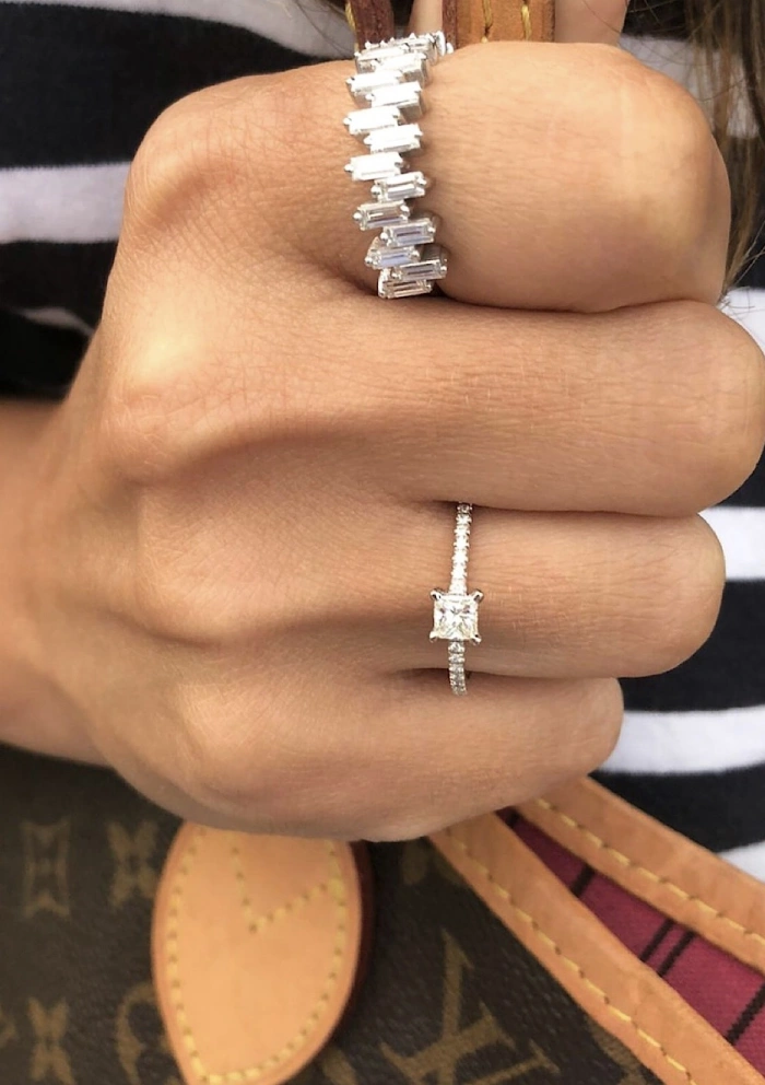 Anillo PRINCESS en oro blanco de 18 quilates con brillantes y princesa