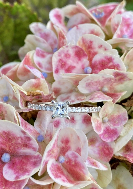 Anillo PRINCESS en oro blanco de 18 quilates con brillantes y princesa