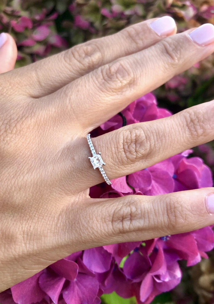 Anillo PRINCESS en oro blanco de 18 quilates con brillantes y princesa