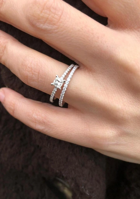 Anillo PRINCESS en oro blanco de 18 quilates con brillantes y princesa