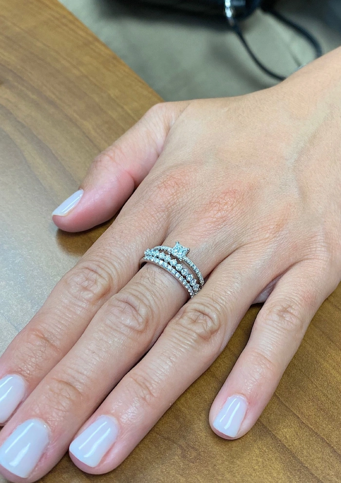 Anillo PRINCESS en oro blanco de 18 quilates con brillantes y princesa