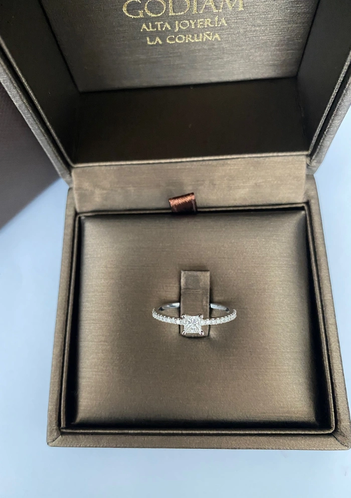 PRINCESS 18K white gold with diamonds ring.