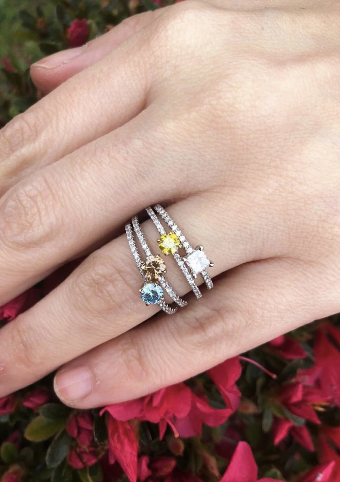 Anillo PRINCESS en oro blanco de 18 quilates con brillantes y princesa