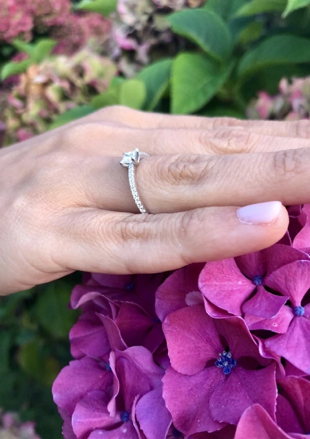 Anillo PRINCESS en oro blanco de 18 quilates con brillantes y princesa