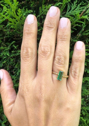 Anillo MERY en oro amarillo de 18K y turmalina verde indigolita 2
