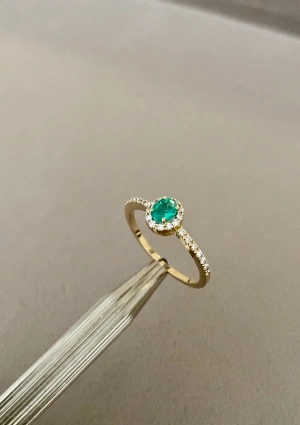 OVAL GREEN ring in 18K gold with brilliant cut diamonds halo crowned by an oval cut emerald 2