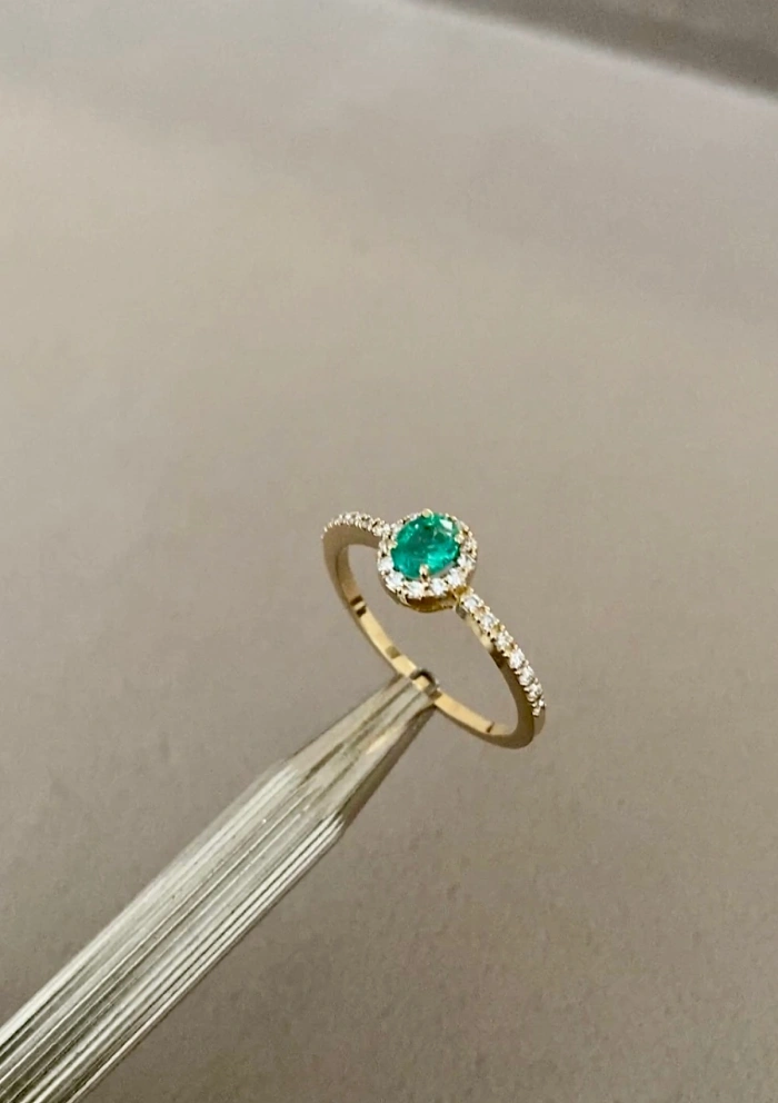 OVAL GREEN 18K gold diamonds and colombian emerald ring.