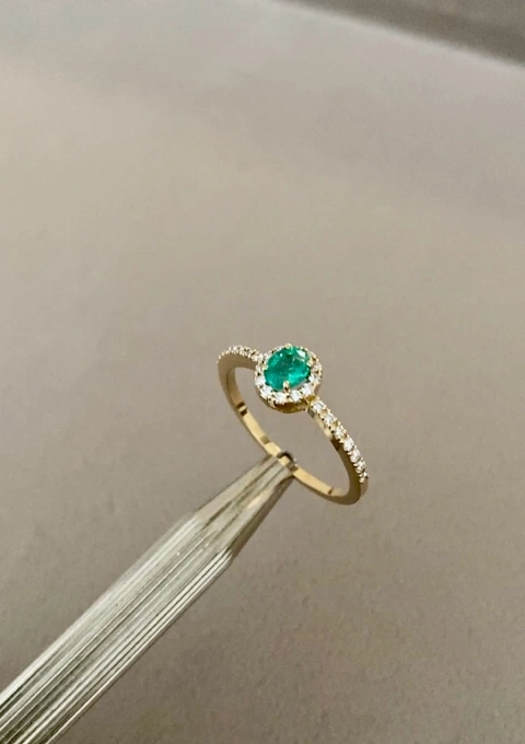 Anillo OVAL GREEN en oro de 18K con diamantes y esmeralda|Anillos con Esmeraldas|Godiam Alta Joyería