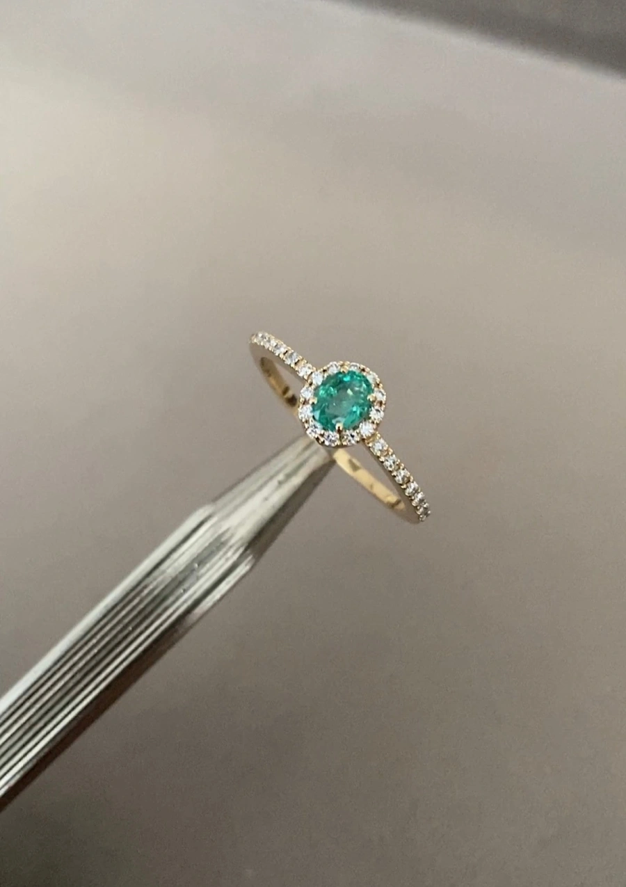 OVAL GREEN 18K gold ring with diamonds and emerald.