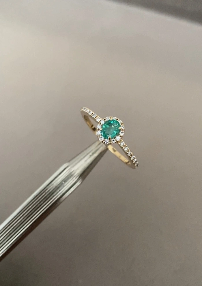 OVAL GREEN 18K gold diamonds and colombian emerald ring.