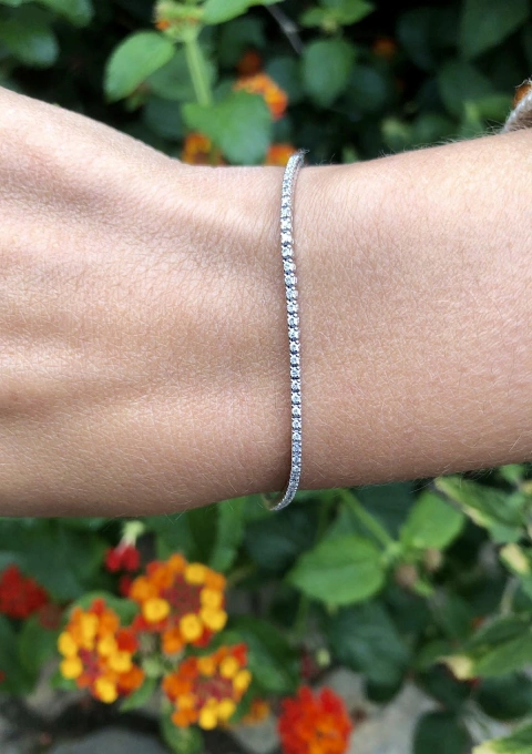 1.2 MINI RIVIÊRE 18K gold tennis bracelet with diamonds.