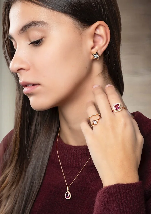 Pendentif ROSE TEARDROP en or rose 18K avec diamants taille brillant et rubellite taille poire 2