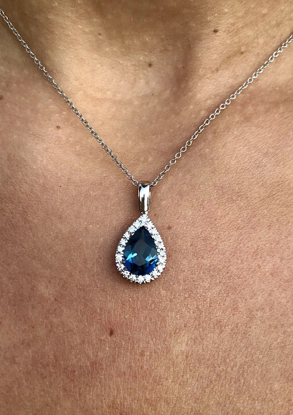 Pingente BLUE LAGOON em ouro branco 18K com diamantes de lapidação brilhante e topázio London Blue 2