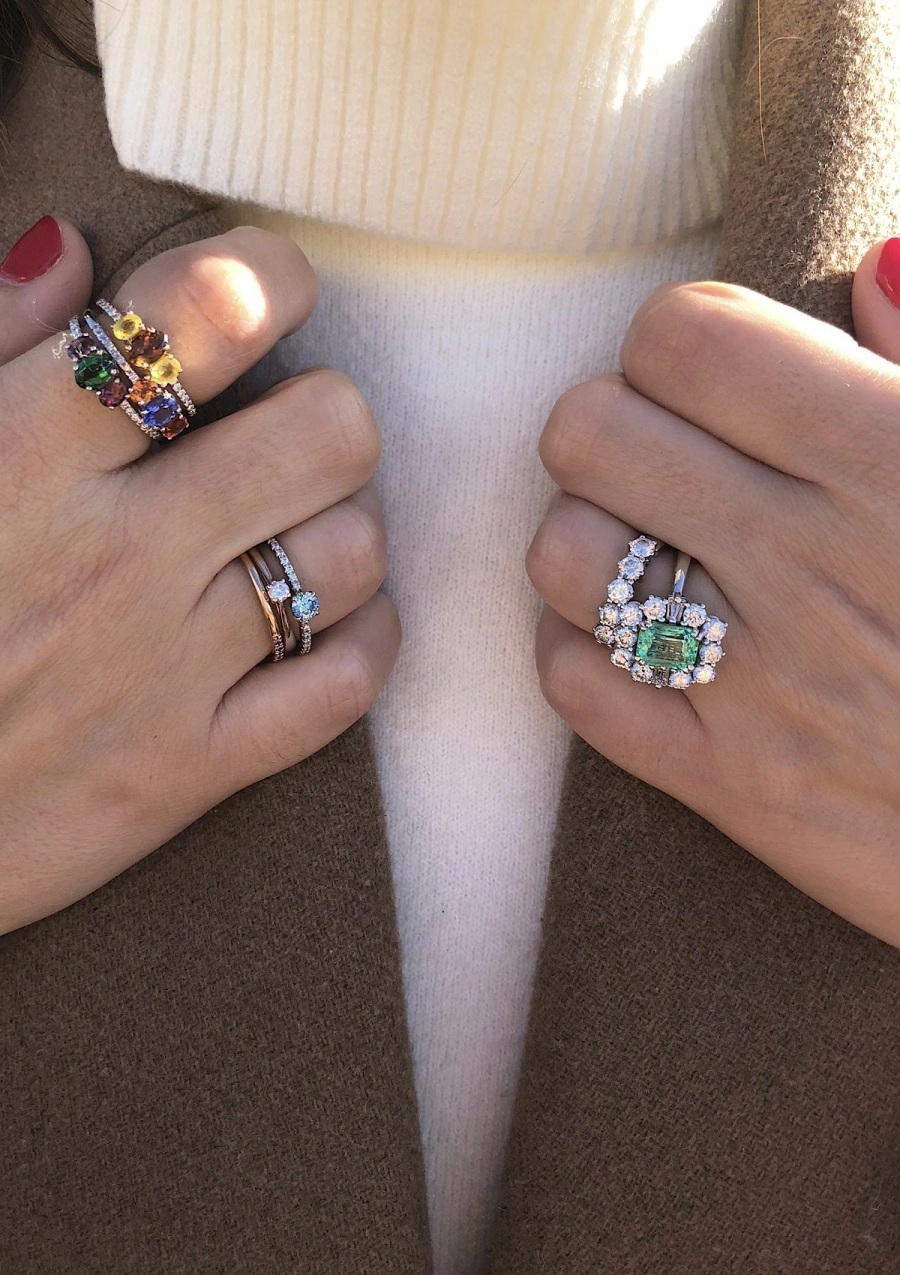 Anel MINI RAINBOW ouro amarelo 18K diamantes e safiras.