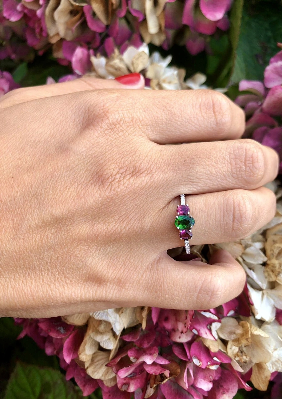 Anillo trilogía MINI RAINBOW en oro blanco de 18K con diamantes, tsavorita y turmalinas rosas|Novedades|Godiam Alta Joyería