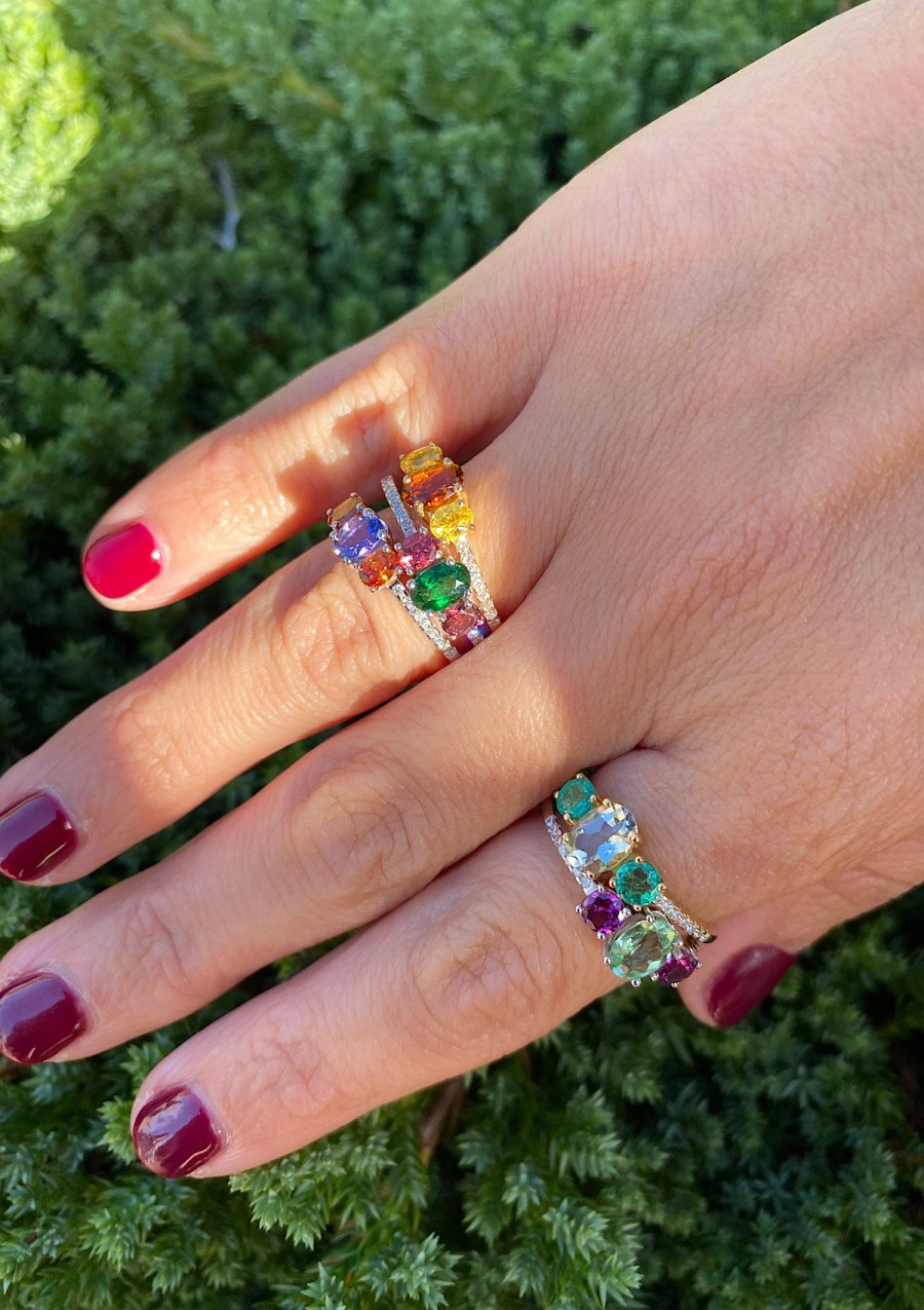 Anillo trilogía MINI RAINBOW en oro blanco de 18K con diamantes, tsavorita y turmalinas rosas|Novedades|Godiam Alta Joyería