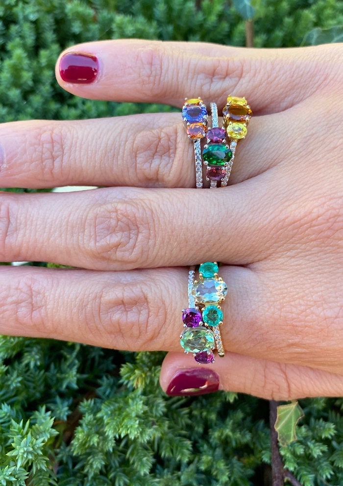 Anillo trilogía MINI RAINBOW en oro blanco de 18K con diamantes, tsavorita y turmalinas rosas|Novedades|Godiam Alta Joyería Anillo trilogía MINI RAINBOW en oro blanco de 18K con diamantes, tsavorita y turmalinas rosas|Novedades|Godiam Alta Joyería