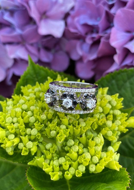 GENEVA 18K white gold ring with black & white diamonds.