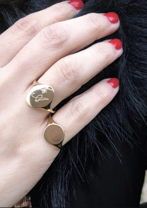 Bague ROUND SIGNET en or jaune 18 carats. 2
