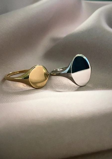 ROUND SIGNET 18K yellow gold ring.