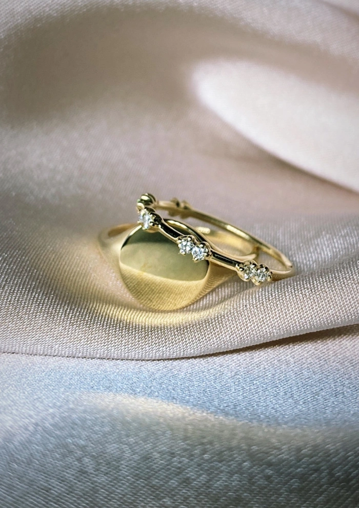ROUND SIGNET 18K yellow gold ring.