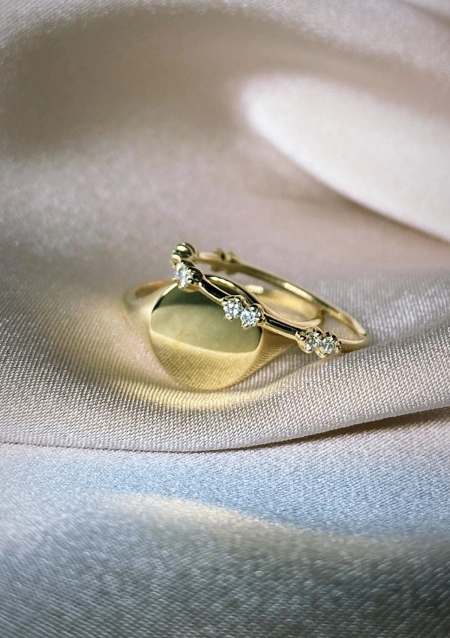 ROUND SIGNET 18K yellow gold ring.