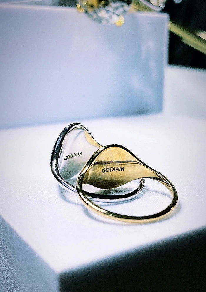 ROUND SIGNET 18K yellow gold ring.