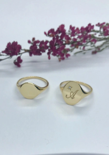 ROUND SIGNET 18K yellow gold ring.