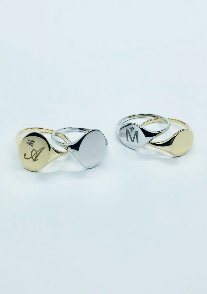 ROUND SIGNET 18K yellow gold ring.