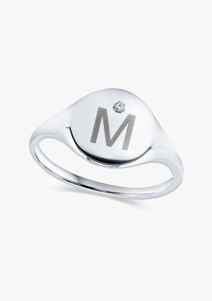 Bague ROUND SIGNET en or blanc 18K avec diamant taille brillant gravé d'une initiale