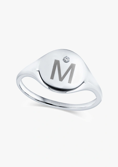 Anillo sello ROUND SIGNET en Oro Blanco de 18K con diamante talla brillante e inicial