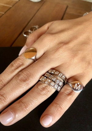 Bague ROUND SIGNET en or blanc 18K avec diamant taille brillant gravé d'une initiale 2