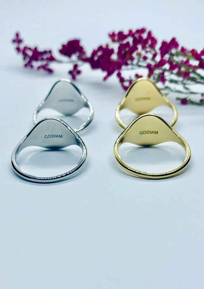 Anillo ROUND SIGNET en oro blanco 18K y diamante|Anillos de Diamantes|Godiam Alta Joyería