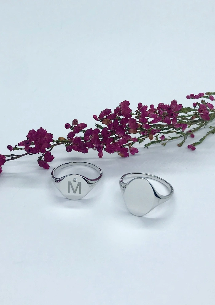 Anillo ROUND SIGNET en oro blanco 18K y diamante|Anillos de Diamantes|Godiam Alta Joyería