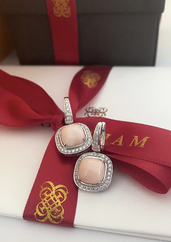 Boucles d'oreilles JUMEIRAH or blanc 18K diamants et coraux.