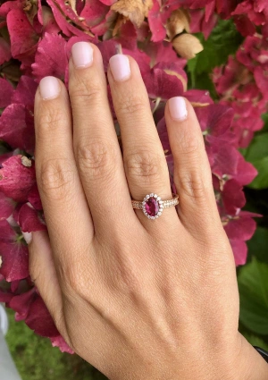 Anillo PATRICIA en oro rosa de 18 quilates con diamantes talla brillante coronado por una turmalina rubelita talla oval 2