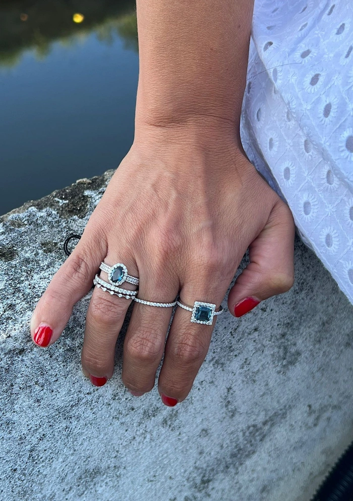 Anillo PATRICIA en oro blanco de 18K con diamantes y topacio London Blue|Anillos con Otras Gemas Naturales|Godiam Alta Joyería