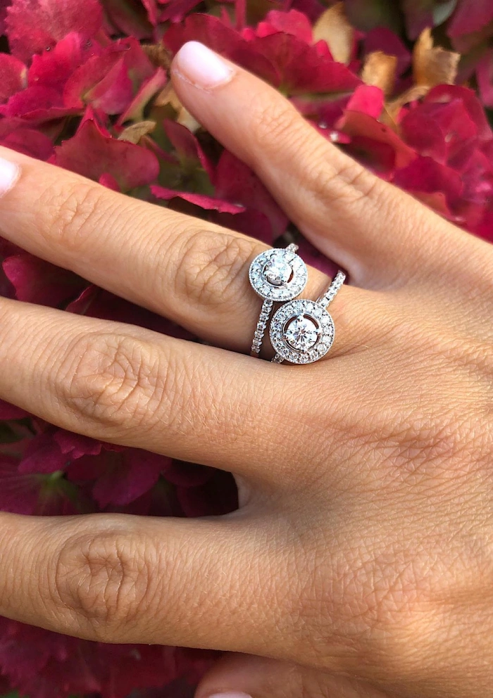 Bague GIRALDA en or blanc 18 carats avec diamants.