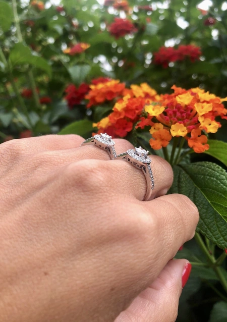 Bague GIRALDA en or blanc 18 carats avec diamants.