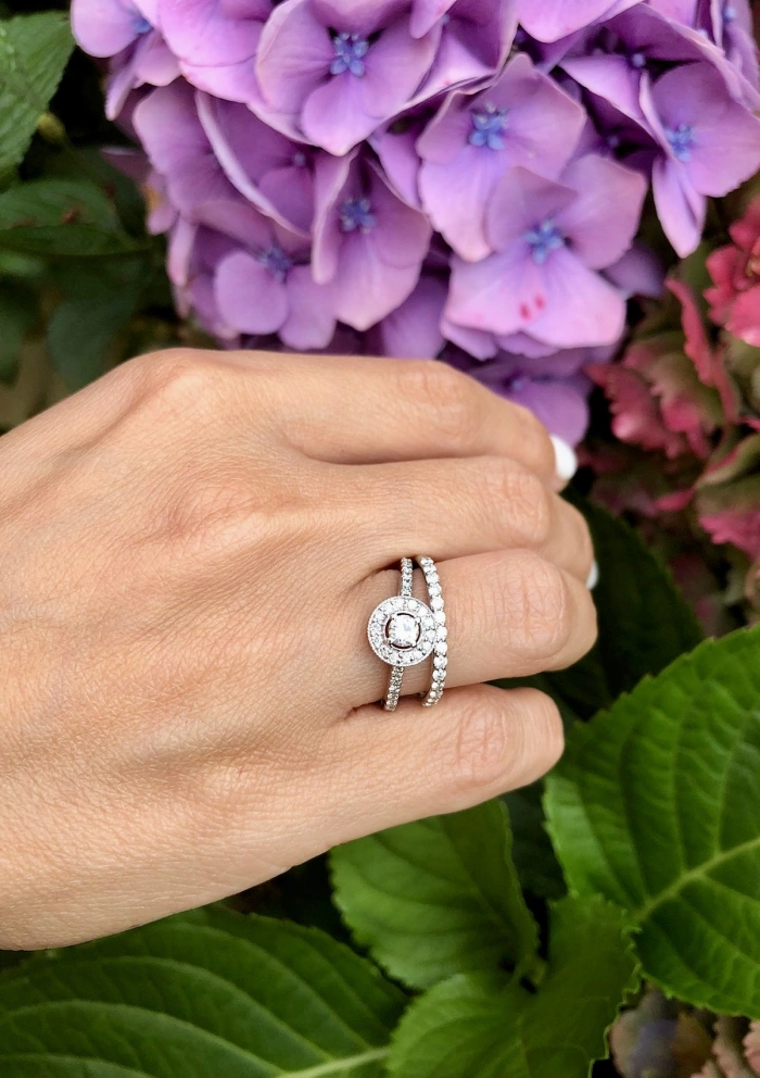 Bague GIRALDA en or blanc 18 carats avec diamants.