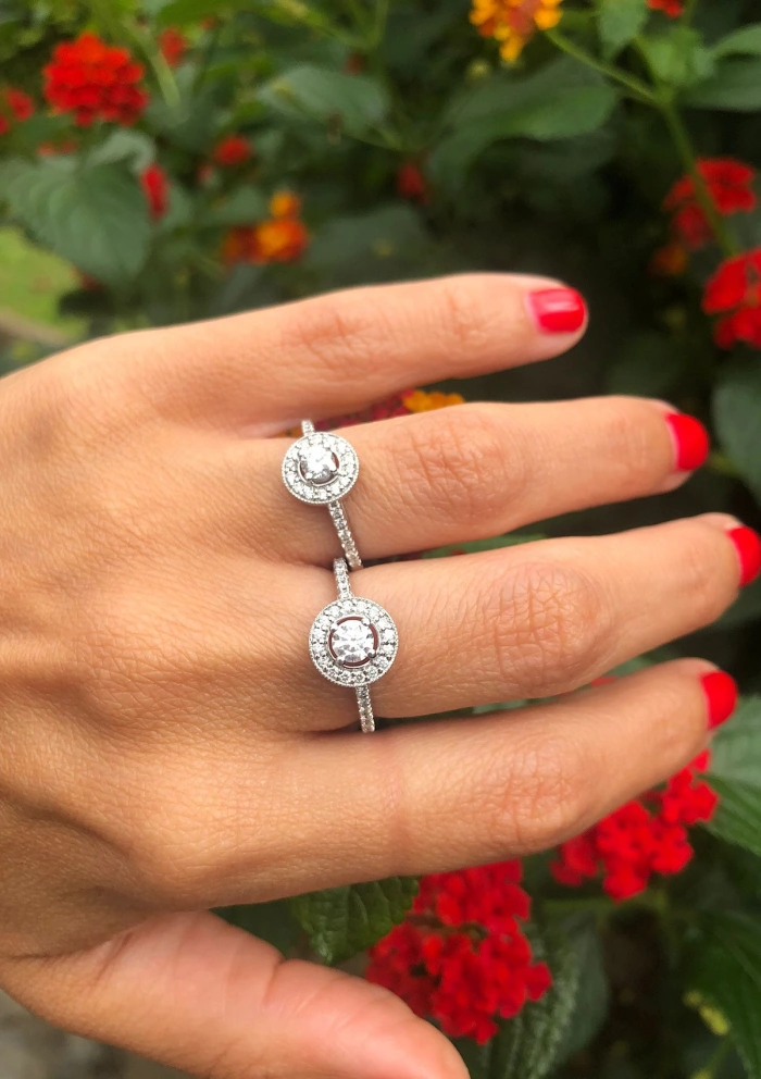 Bague GIRALDA en or blanc 18 carats avec diamants.
