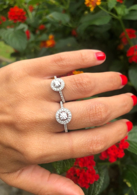 Bague GIRALDA en or blanc 18 carats avec diamants.